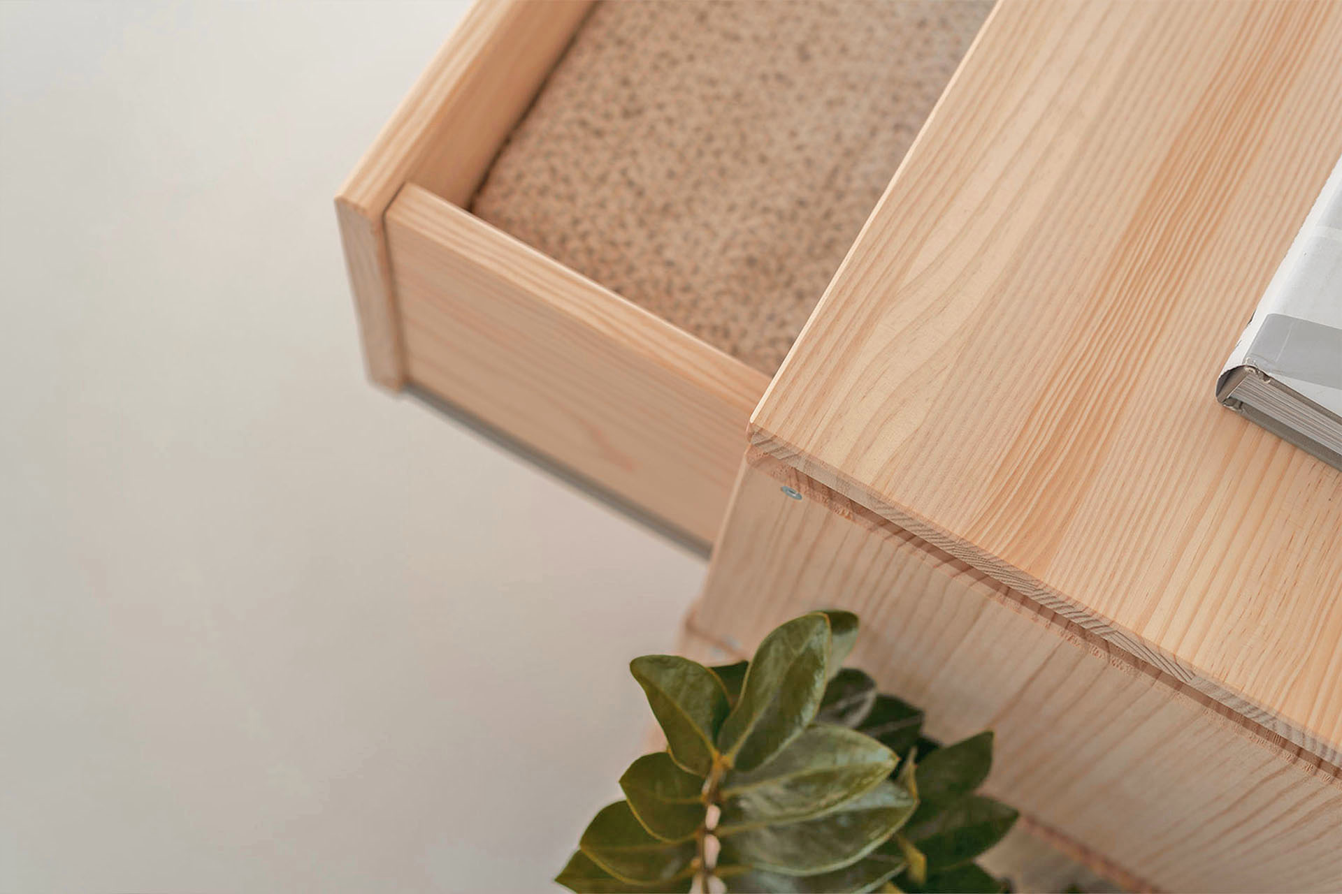 Imagen de ambiente 2 para:Cajonera pequeña de madera natural